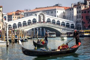 Venise le grand canal et gondole