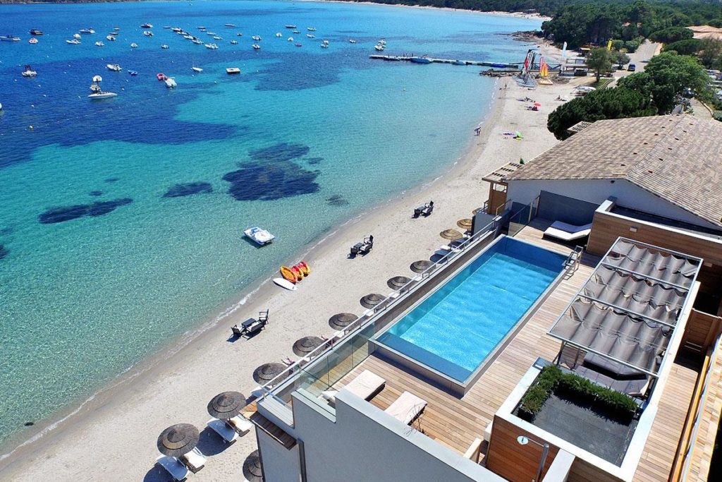 Piscine sur le toit de l'hôtel Pinarello en Corse du Sud